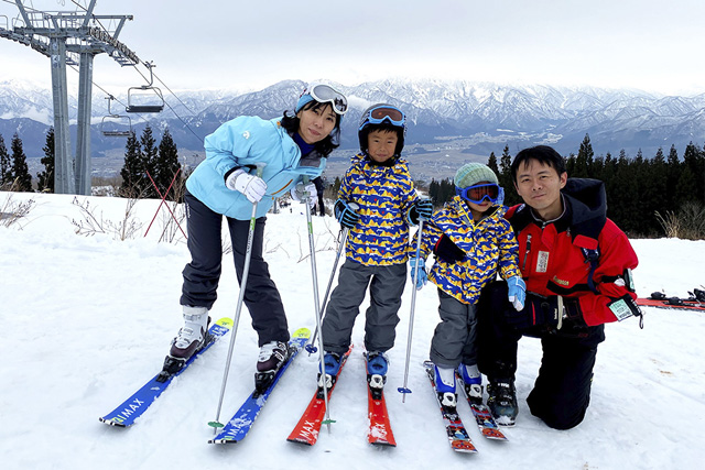 スキーを楽しむ家族/上越国際スキー場(新潟県/南魚沼市)