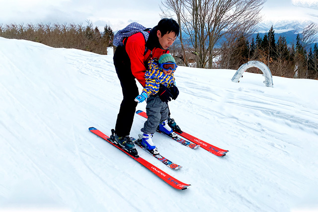 スキーをする親子/上越国際スキー場(新潟県/南魚沼市)