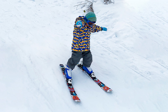 一人でスキーを滑る子ども/上越国際スキー場(新潟県/南魚沼市)