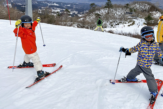 中級コースにチャレンジする子どもたち/上越国際スキー場(新潟県/南魚沼市)