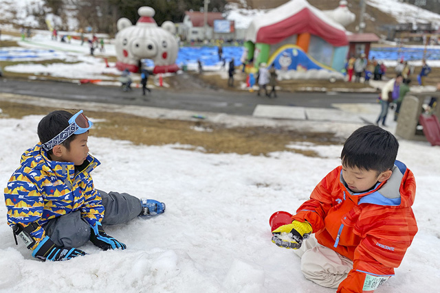 雪遊びをする子どもたち/上越国際スキー場(新潟県/南魚沼市)