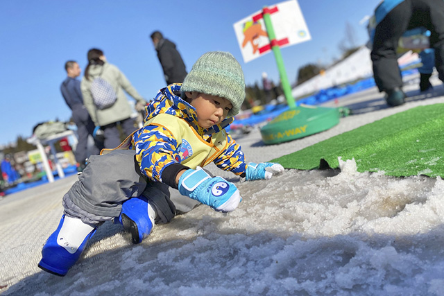 雪遊びをする子ども/上越国際スキー場(新潟県/南魚沼市)