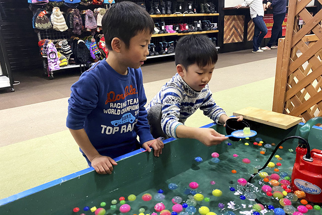 スーパーボールすくいをする子どもたち/上越国際スキー場(新潟県/南魚沼市)