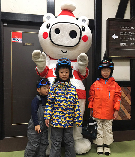 ポーくんと記念撮影する子どもたち/上越国際スキー場(新潟県/南魚沼市)