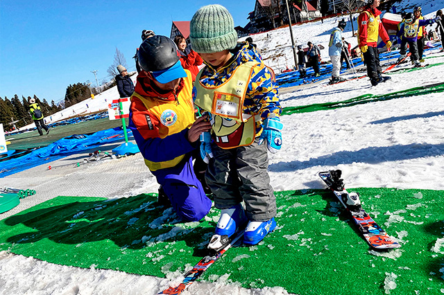 装具の装着を学ぶ子ども/上越国際スキー場(新潟県/南魚沼市)