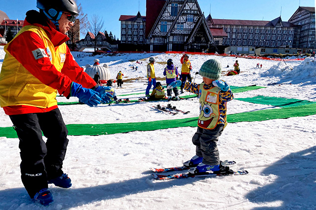 スキースクールで一人滑りをする子ども/上越国際スキー場(新潟県/南魚沼市)