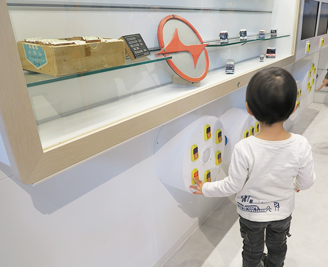 停車ボタンを押す子ども/京急ミュージアム（神奈川県/横浜市）