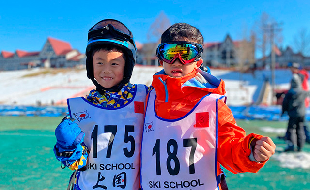 スキースクールに参加する小学生/上越国際スキー場(新潟県/南魚沼市)