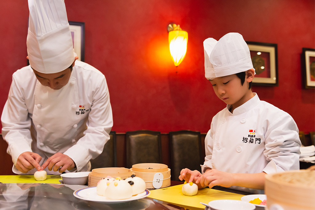 点心作りを体験する親子/招福門 横浜本店(神奈川県)