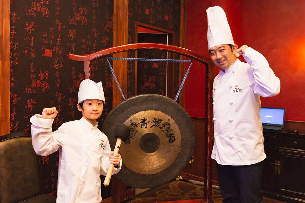 銅鑼の前で気合をいれる親子/招福門 横浜本店(神奈川県)