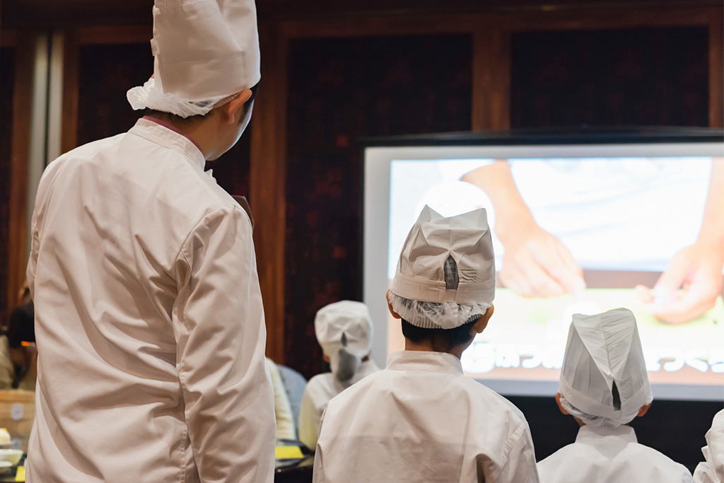 点心作りのポイントの映像を見る親子/招福門 横浜本店(神奈川県)