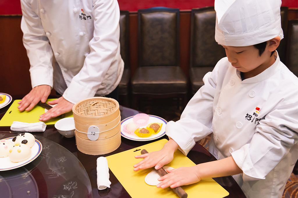 綿棒で皮を丸く伸ばす子ども/招福門 横浜本店(神奈川県)