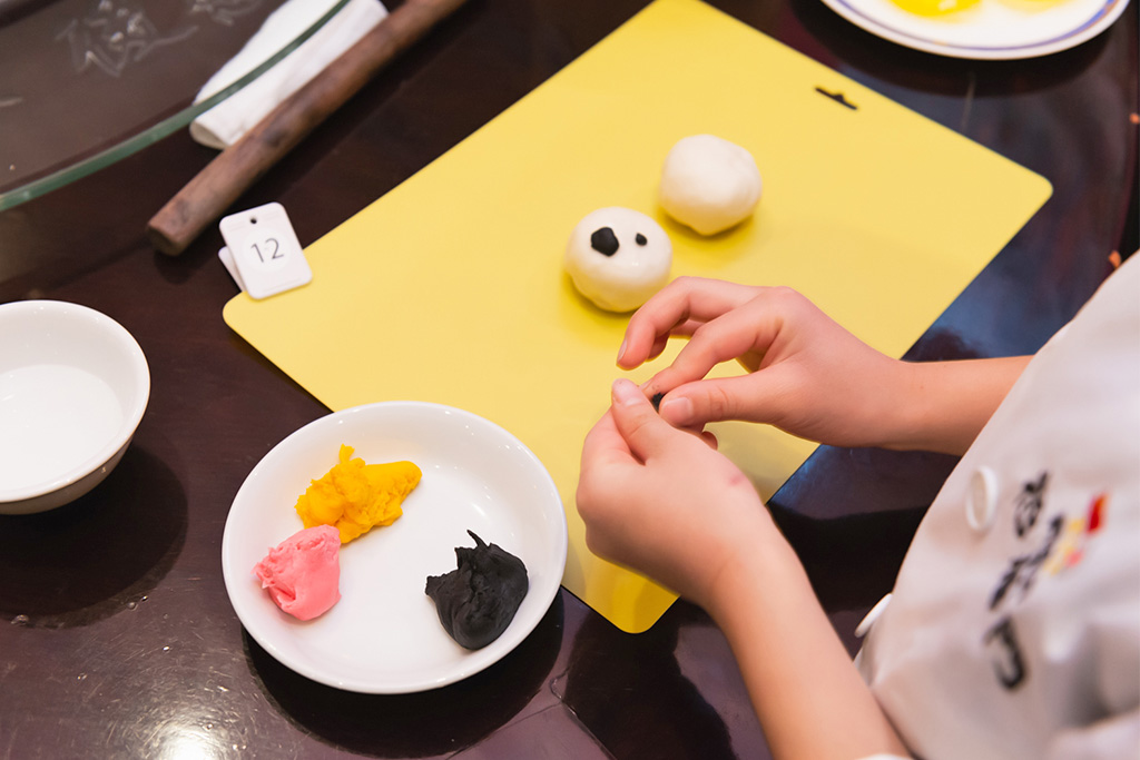 点心にパンダの顔を作る子ども/招福門 横浜本店(神奈川県)