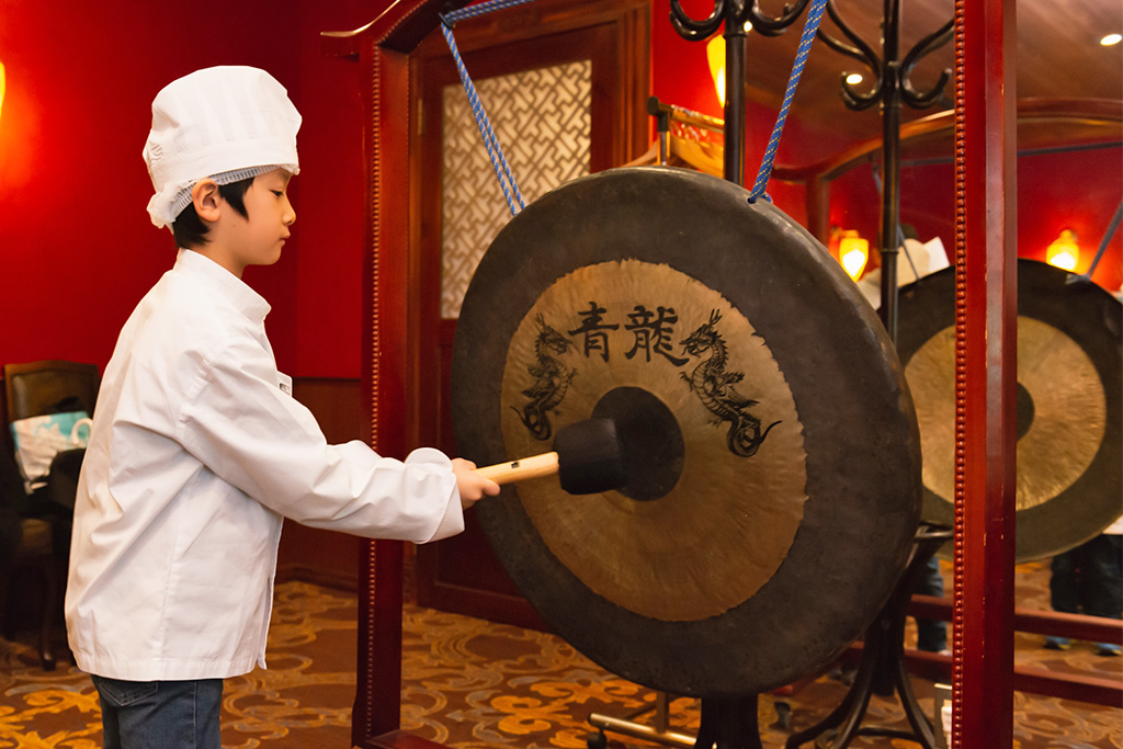 銅鑼を鳴らす子ども/招福門 横浜本店(神奈川県)