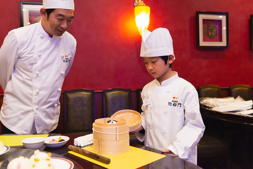 せいろの蓋をあける子ども/招福門 横浜本店(神奈川県)