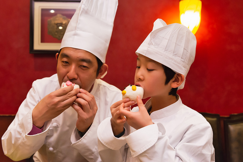 ほかほかのアニマルまんを食べる親子/招福門 横浜本店(神奈川県)