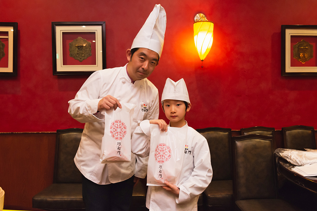 持ち帰り用の袋に入れて記念撮影/招福門 横浜本店(神奈川県)