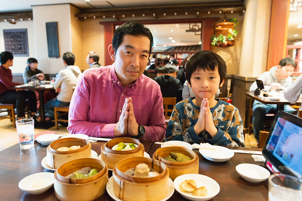 いただきますのポーズをする親子/招福門 横浜本店(神奈川県)
