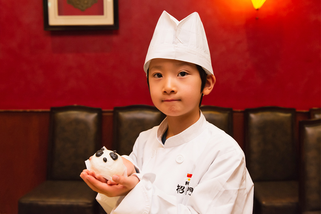 自分で作ったアニマルまんを持つ子ども/招福門 横浜本店(神奈川県)