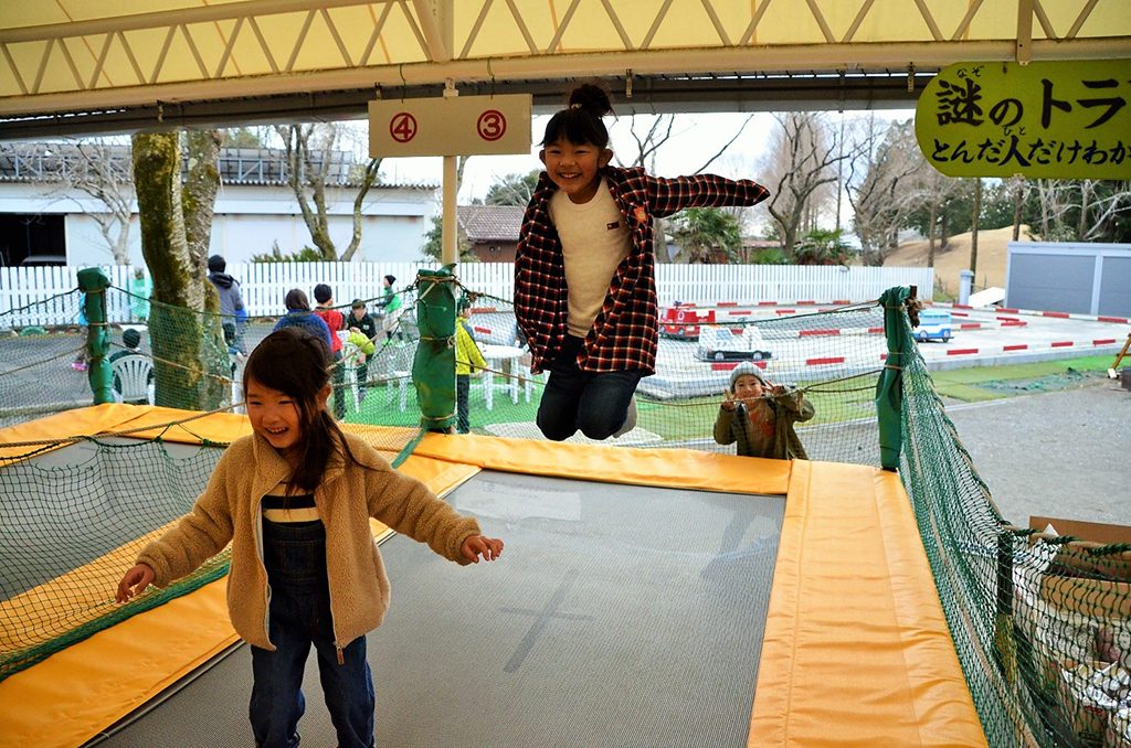 幼児も楽しめる謎のトランポリン/まかいの牧場(静岡県富士宮市)