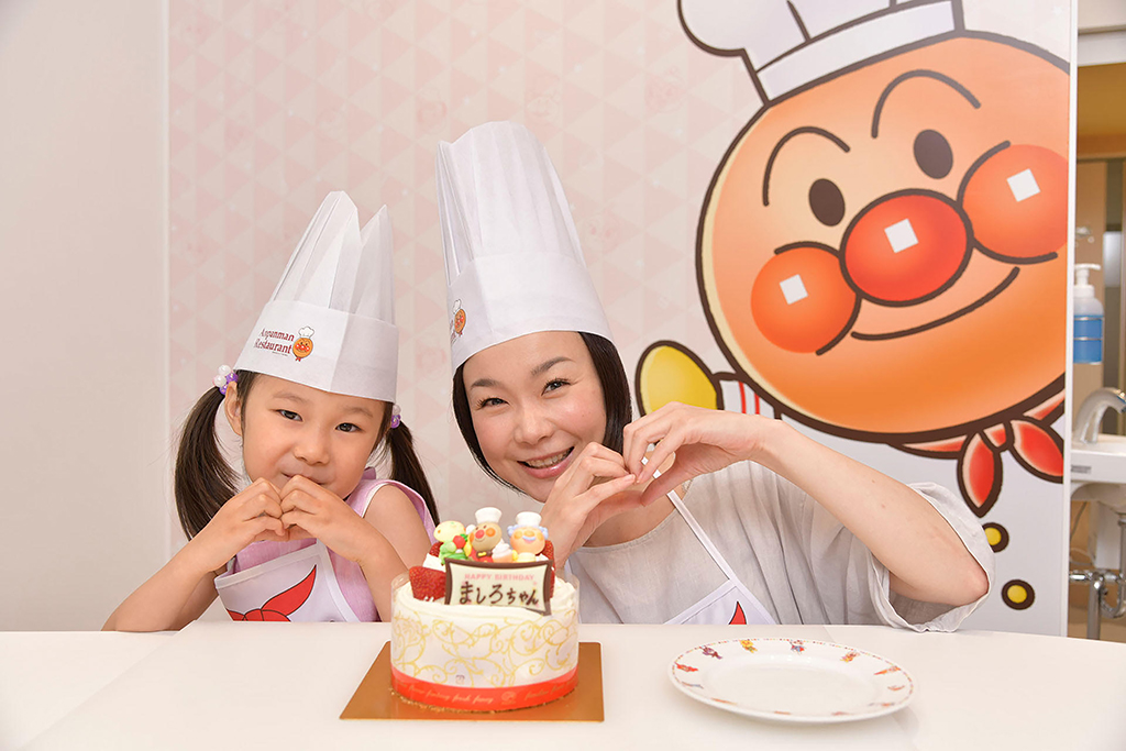 ケーキデコレーション体験をする親子/横浜アンパンマンこどもミュージアム アンパンマンレストラン(神奈川県/横浜市)