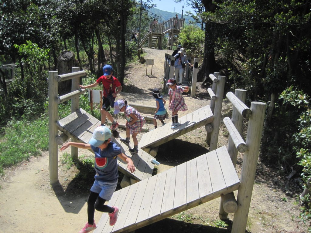 体を目いっぱい動かせる遊具がたくさん/かみいしづ緑の村公園(岐阜県大垣市)
