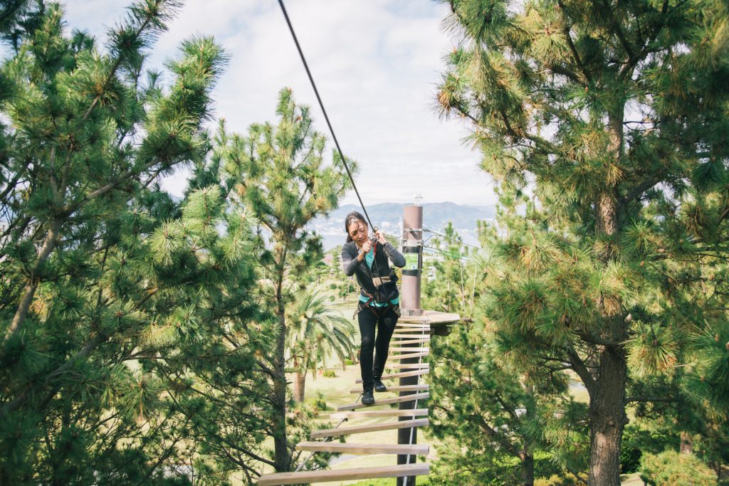 専用ハーネスを着用する「初島アドベンチャー SARUTOBI」/PICA初島(静岡県熱海市)