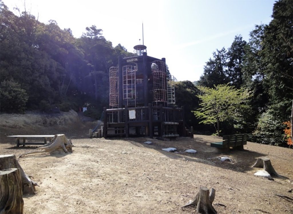 山の上にある木造3階建ての展望塔「わんぱく砦」/わんぱく王国(大阪府阪南市)