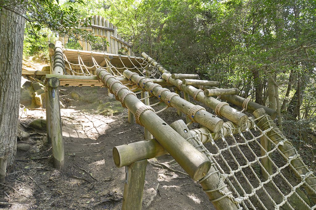 生駒の伝説や歴史になぞらえた30の本格的遊具/生駒山麓公園(奈良県生駒市)
