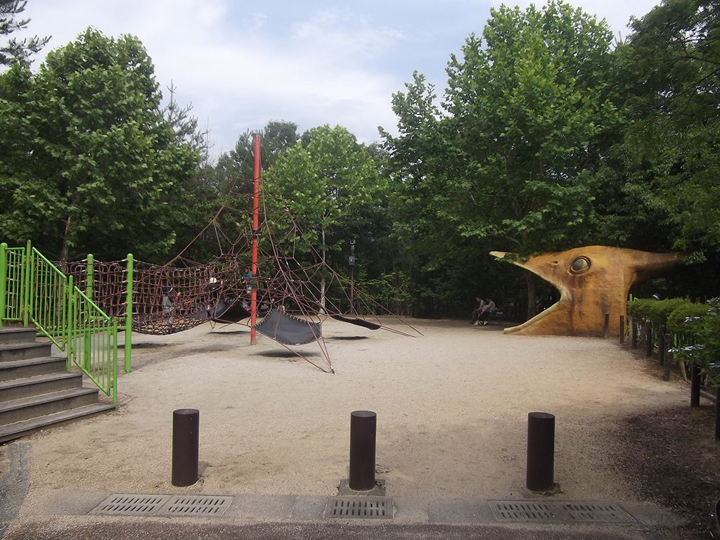 巨大な恐竜の顔が入り口になった遊具/平成榛原子供のもり公園(奈良県宇陀市)