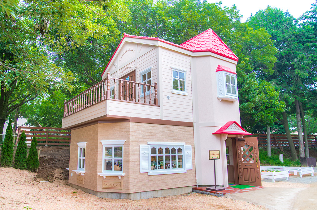 赤い屋根の大きなお家 ※写真は茨城県「こもれび森のイバライド」のもの