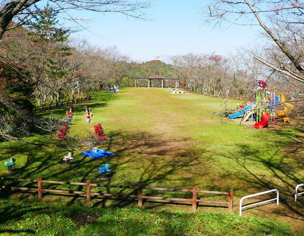 カラフルな遊具のある公園の全景/天理ダム風致公園(奈良県天理市)