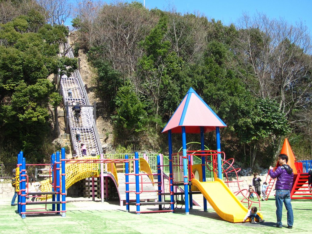 「冒険のくに」のネット登りや複合施設／神戸総合運動公園（兵庫県神戸市）