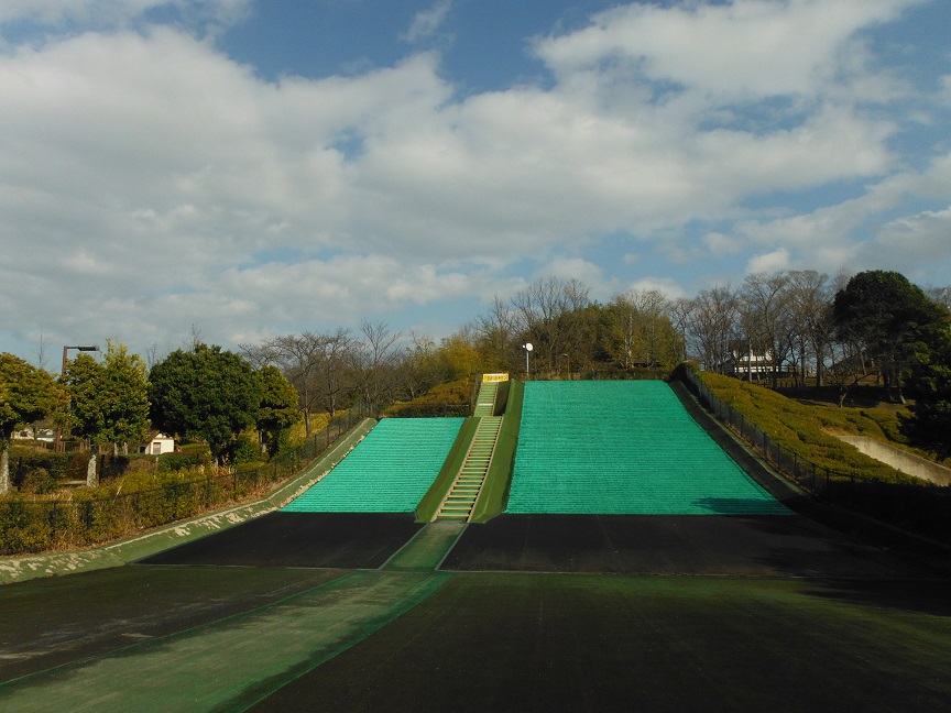 ちびっこゲレンデで芝すべりを体験/竹取公園(奈良県広陵町)