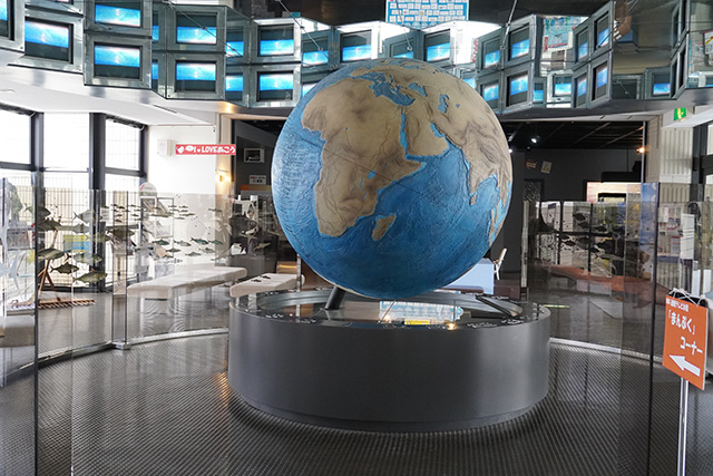 海洋や塩に関する資料を展示する館内/赤穂海浜公園（兵庫県/赤穂市）