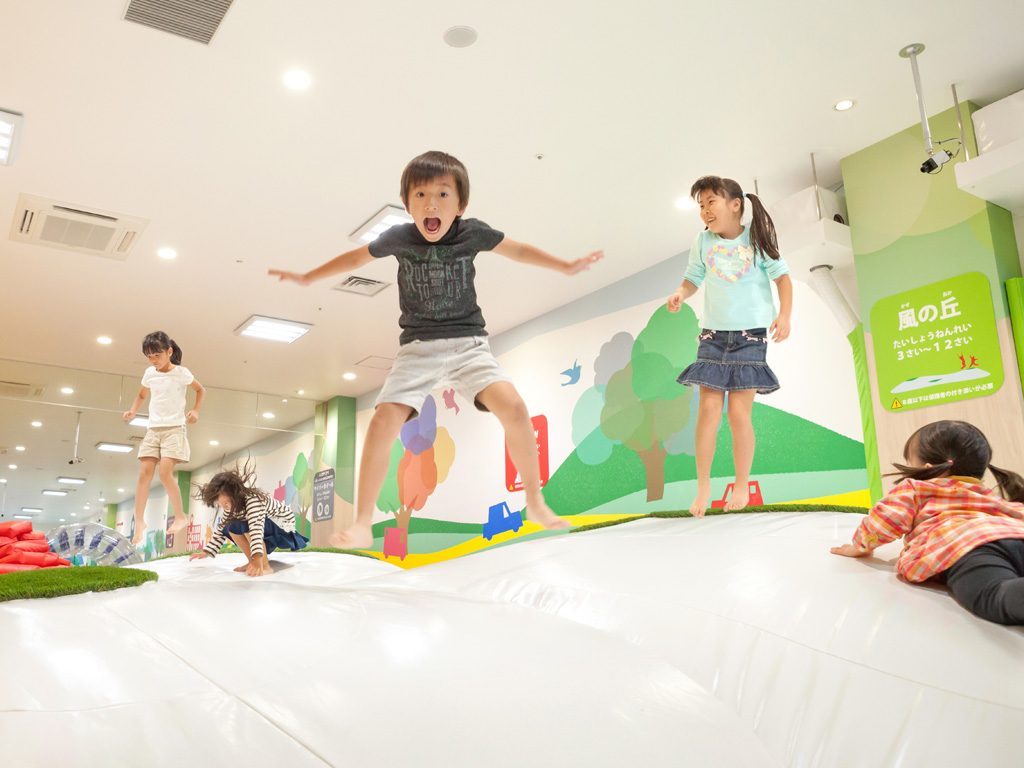 あそびパークPLUSで跳ね回る子供たち/ラゾーナ川崎プラザ(神奈川県)
