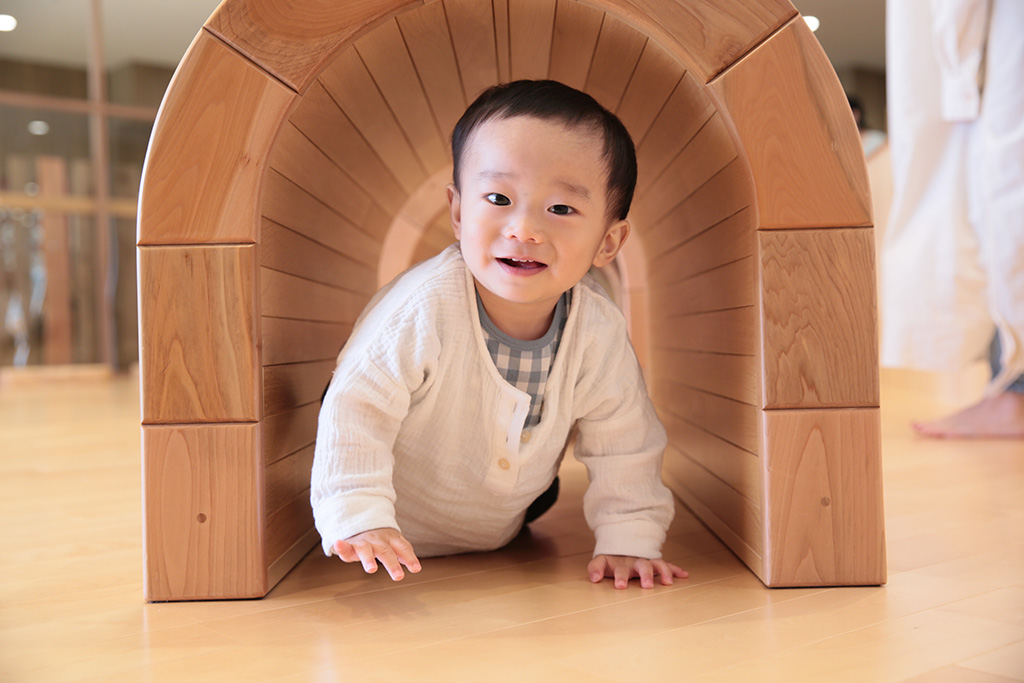 トンネルをくぐる子ども/屋内の森あそび体験 創・造・冒・険(東京都/立川市)