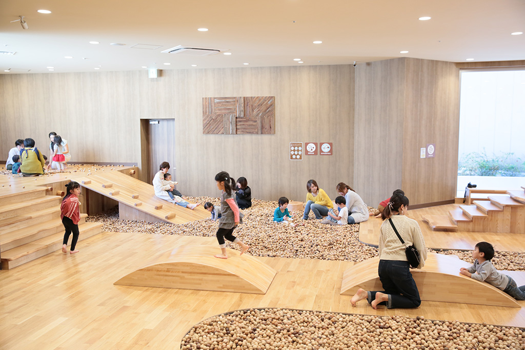 川のゾーンで遊ぶ子どもたち/屋内の森あそび体験 創・造・冒・険(東京都/立川市)