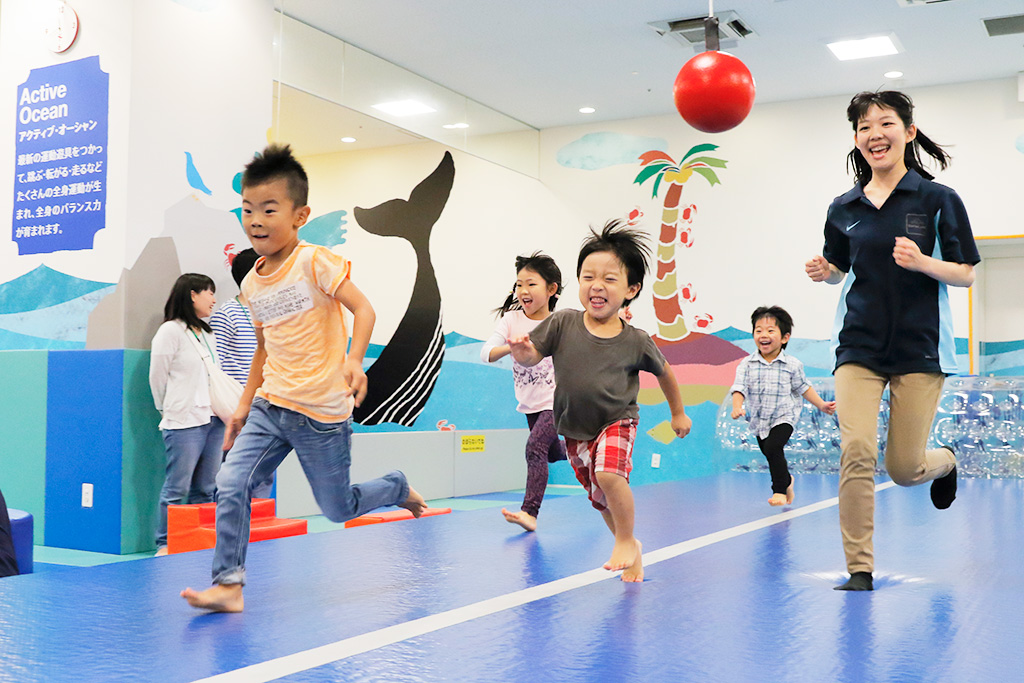 かけっこをする子どもたち/ボーネルンドあそびのせかい(キドキド)