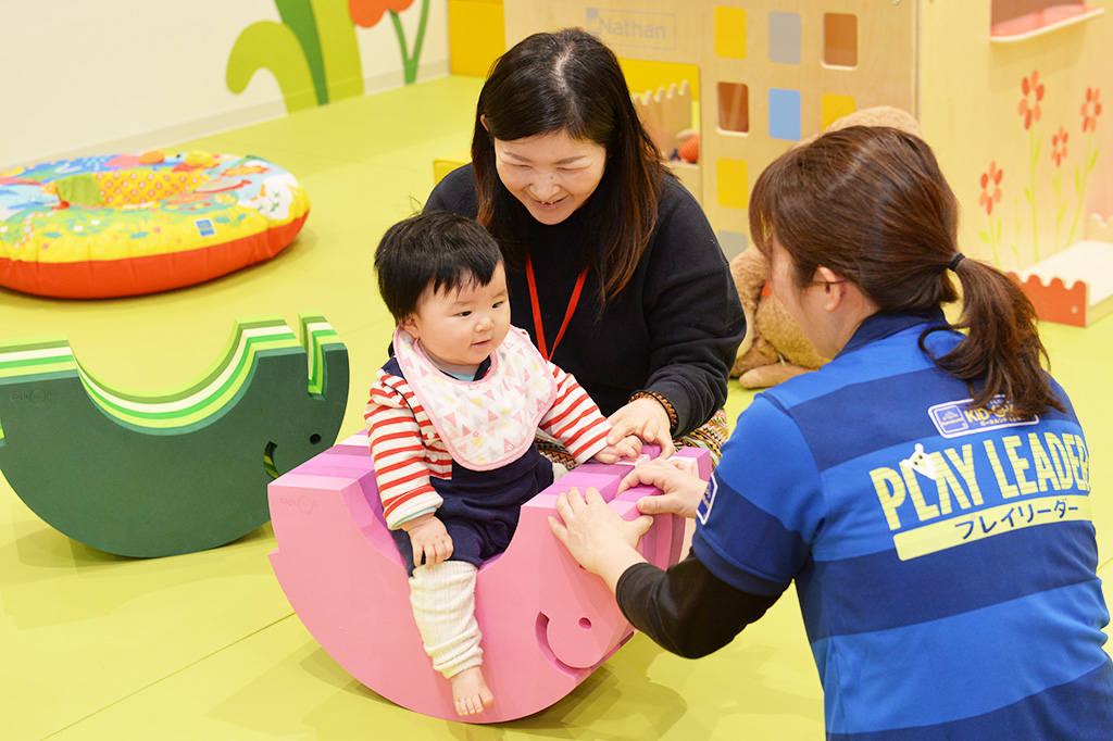 おもちゃの乗り物にのる赤ちゃん/ボーネルンドあそびのせかい(キドキド)