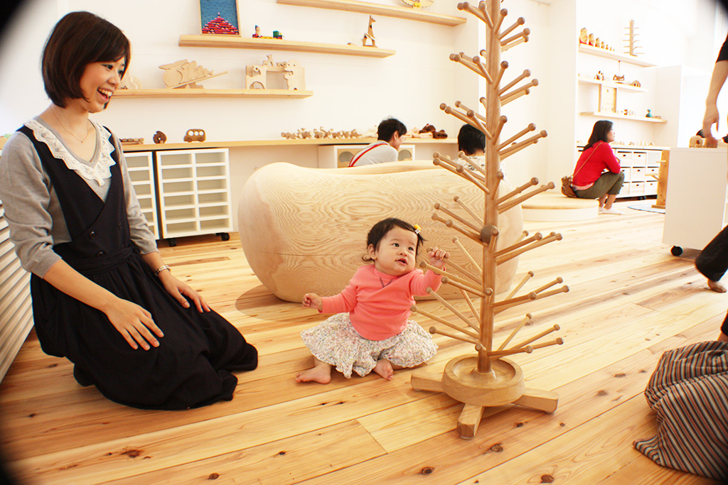 木のおもちゃで遊ぶ赤ちゃん/東京おもちゃ美術館(東京都/新宿区)