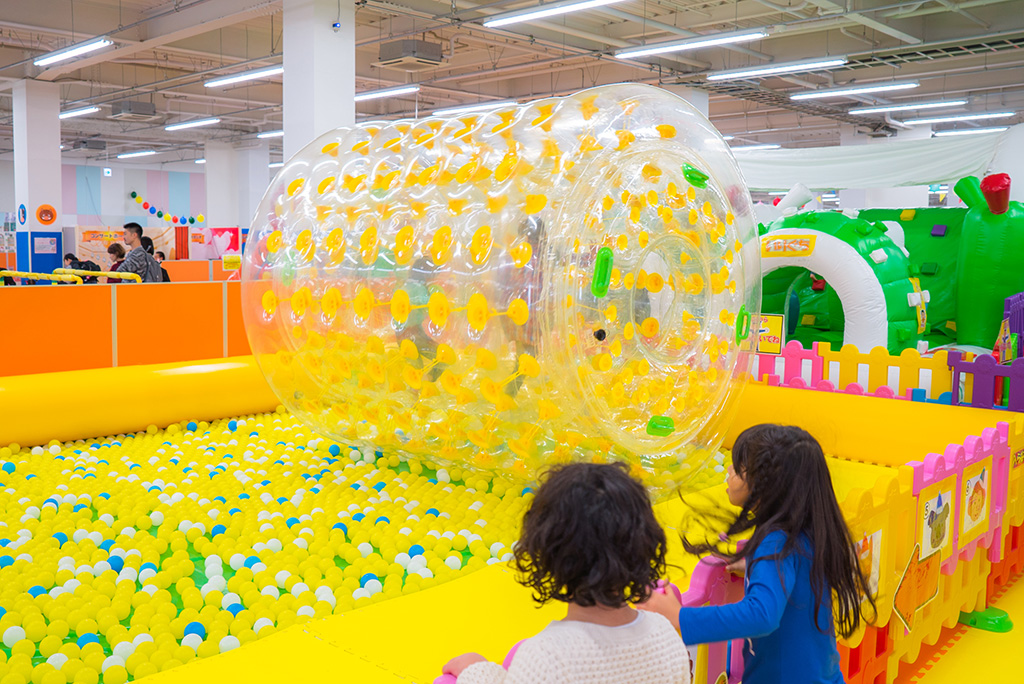 遊具で遊ぶ子ども/東京あそびマーレ(東京都/八王子市)