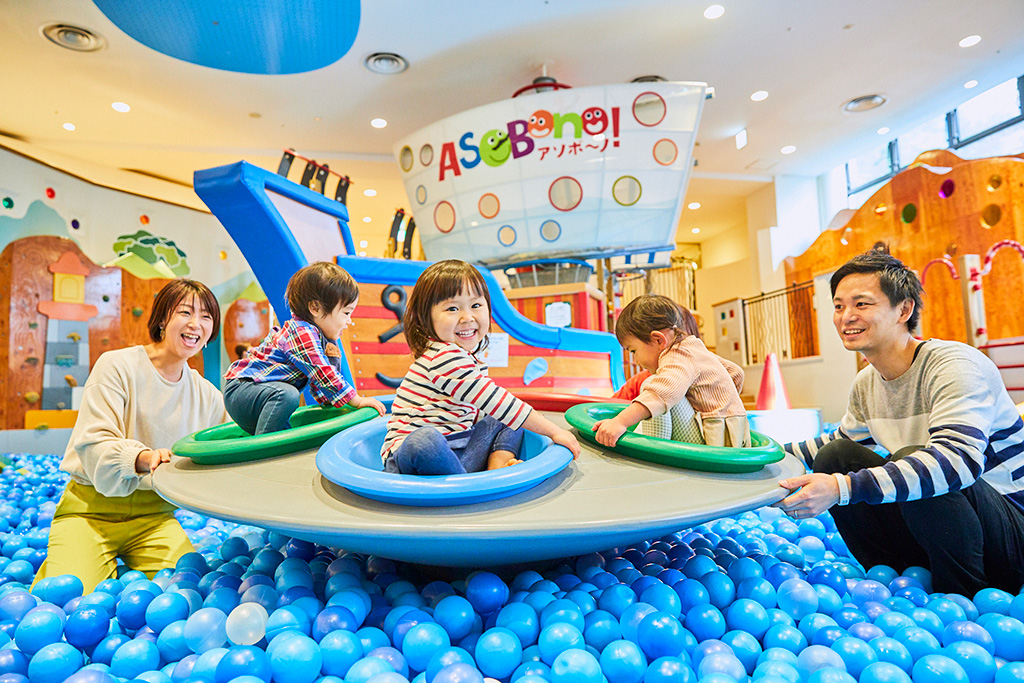 ボールプールで遊ぶ家族/東京ドームシティ ASOBono アソボーノ(東京都/文京区)
