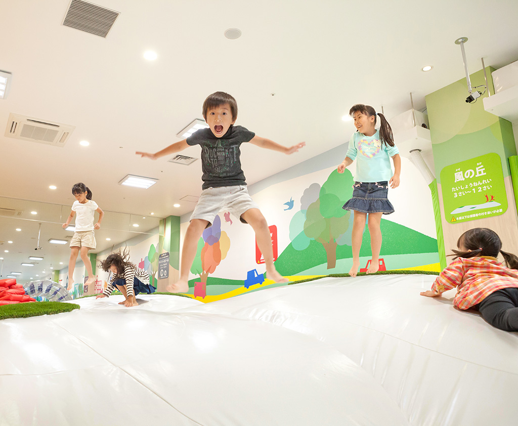 遊具で遊ぶ子どもたち/あそびパークPLUS(神奈川県/海老名市)