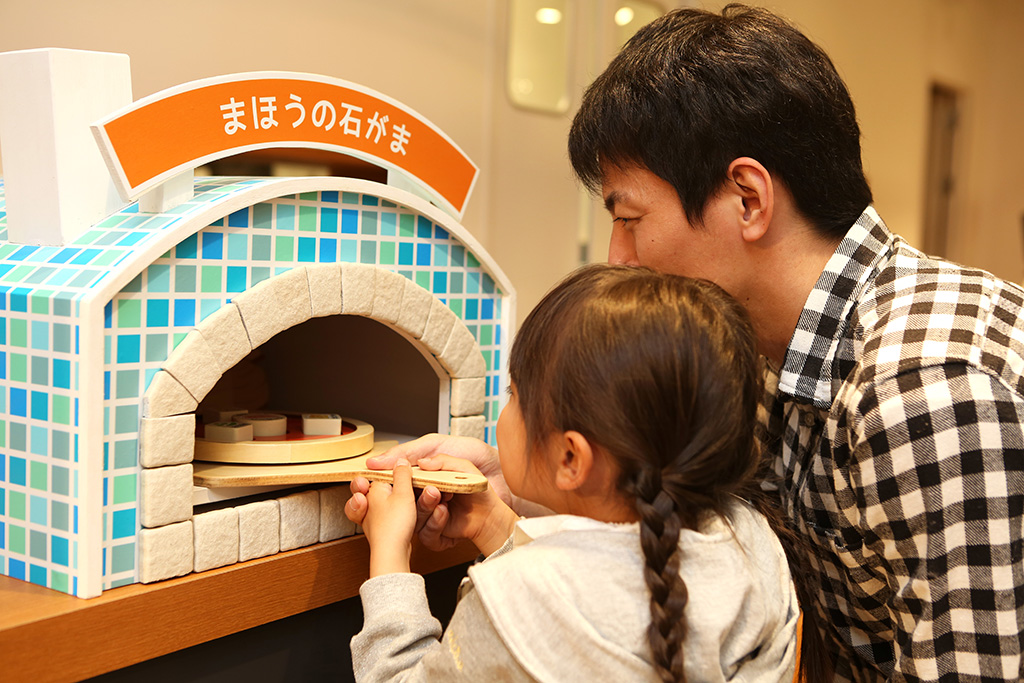 おもちゃのピザを作る子ども/アソベルナ(神奈川県/海老名市)