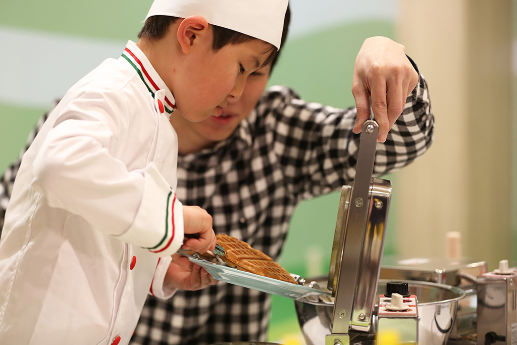 デザートを作る子ども/アソベルナ(神奈川県/海老名市)