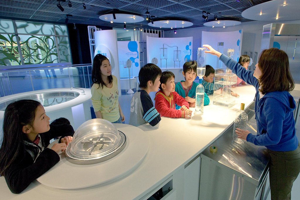 「水の真空実験」をする子ども/東京都水の科学館(東京都/江東区)