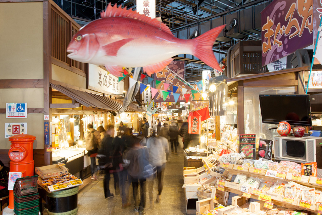 地元や日本各地からの新鮮な魚介類が集まる海鮮市場内／黒潮市場（和歌山県/和歌山市）