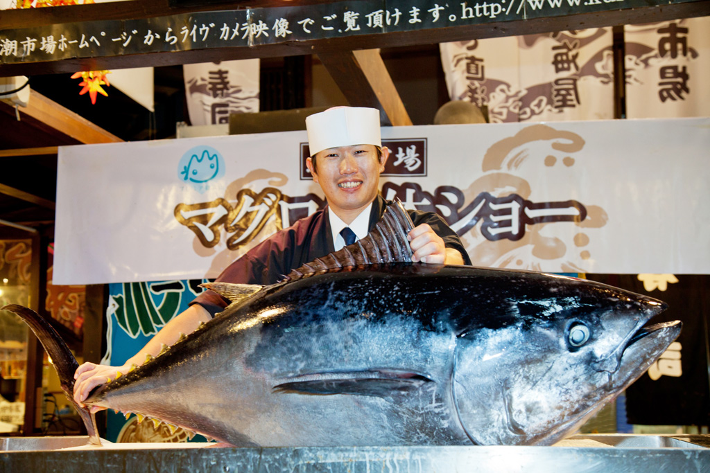 マグロの解体ショーを毎日開催／黒潮市場（和歌山県/和歌山市）