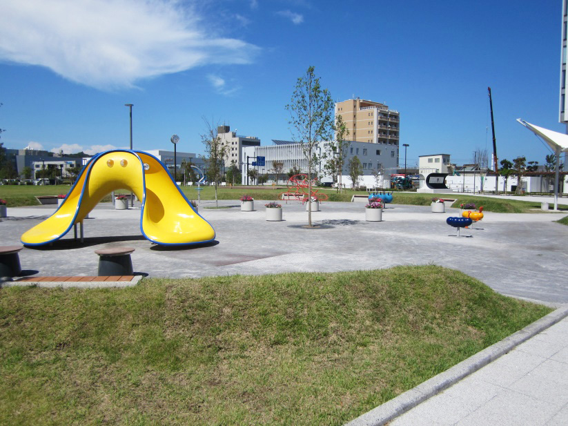 黄色い滑り台は子どもに大人気/神台公園(神奈川県/藤沢市)